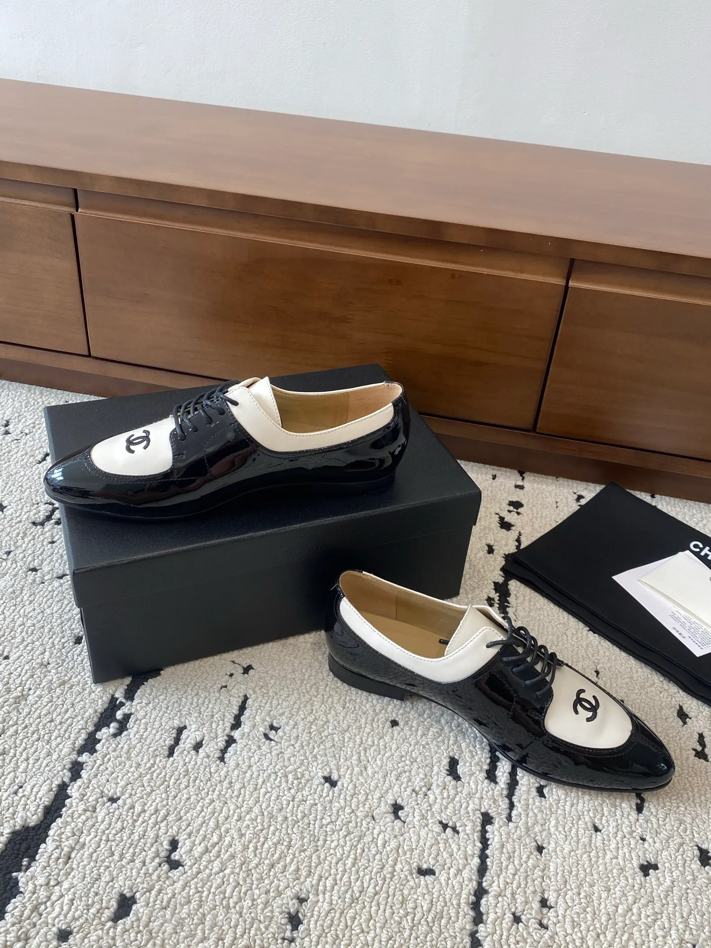 👟👟Ex-factory price 580👟👟 🍀CHANEL｜Chanel Xiaoxiang 25C new autumn and winter products, pointed-toe flat-soled deep-mouth shoes, full of retro style, elegant shoe shape, very pleasing to look at. The pointed toe makes the feet become thinner and looks slender. The classic double-C electric alluring design is particularly fashionable and elegant. The upper is made of top calf patent leather and the lining is silk sheepskin. It is super comfortable. Italian imported cowhide leather outsole. Size: 35-39 (customized 40/41) 👉 👉 👉 Buy now 👉 Buy now 👉
